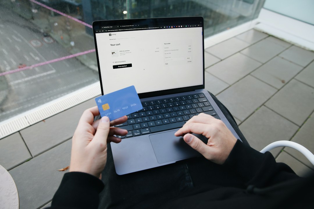 Dueño de PyME revisando su tienda de e-commerce en laptop — qué es el e-commerce para negocios en México y Ecuador