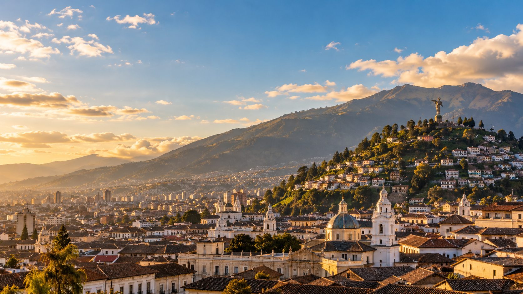 Vista de Quito por la tarde: el centro histórico, el Panecillo y el Pichincha